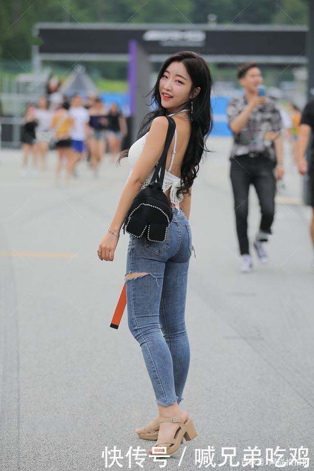 们可以选择|简单的牛仔裤也能穿出别致的时尚感,酷炫有气质