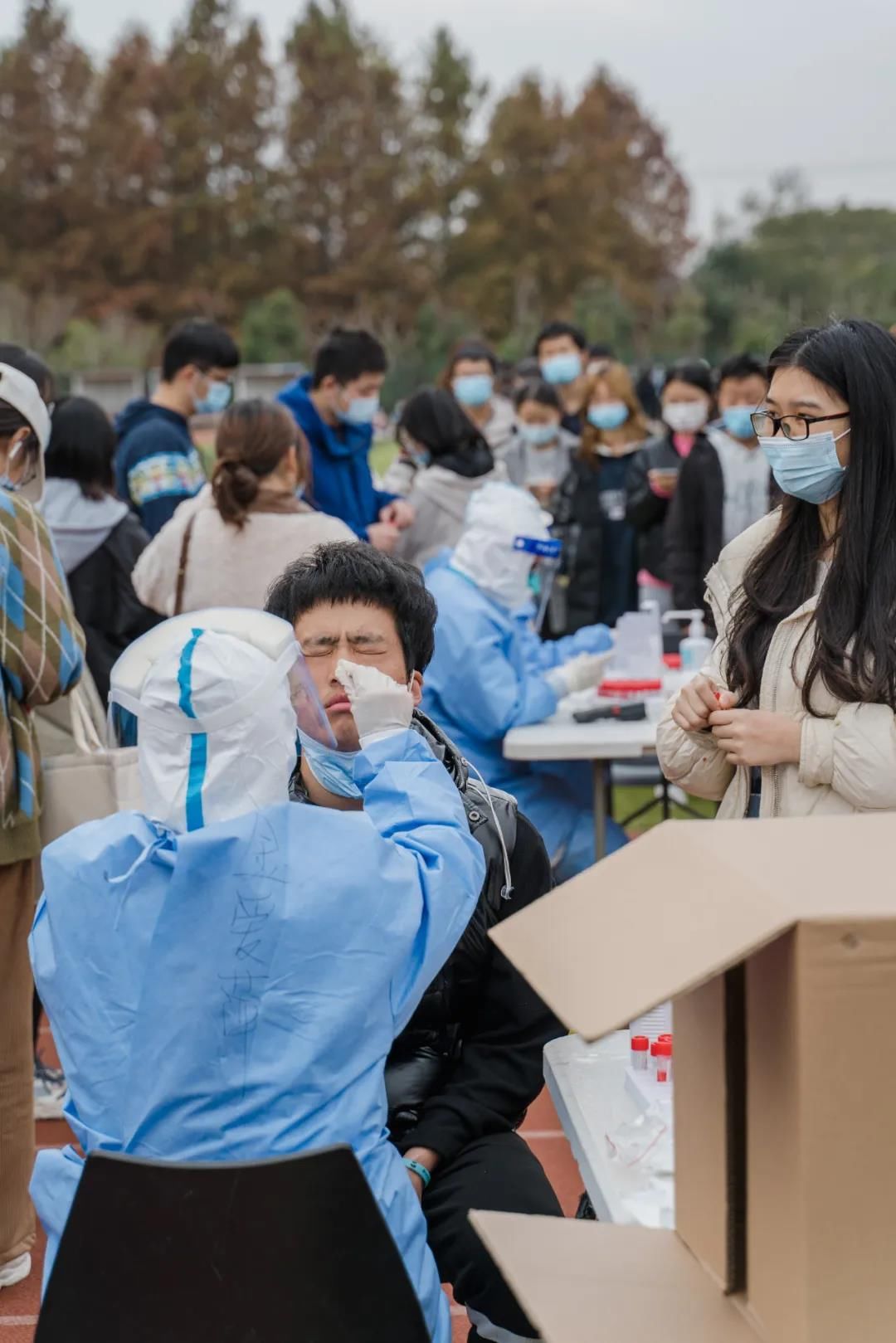 闭环管理|“亲眼看到学生安好，我们才能放心呐！”这是闭环管理期间的华东师大：沉着应战