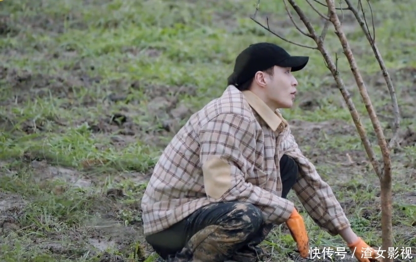 超级明星 张艺兴有多低调?录《向往》穿军大衣,脚上的鞋,农村人都不穿了