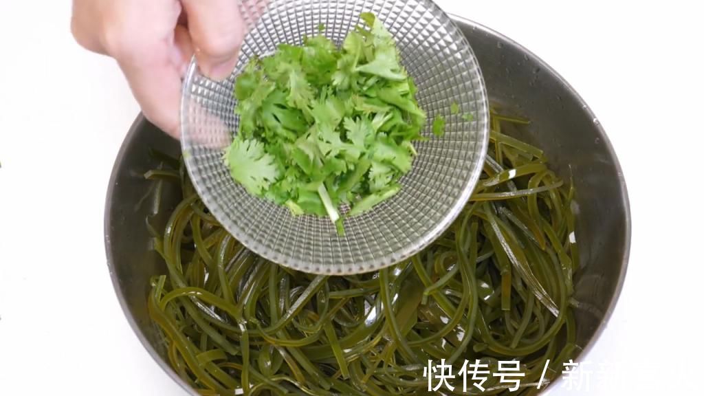 难怪饭店凉拌海带丝那么好吃，原来是这个窍门，简单易学爽口好吃一点也不腥