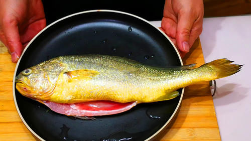 鱼肉|入秋后多吃此鱼，刺少肉嫩营养高，简单一做就特香，上桌汁都不剩