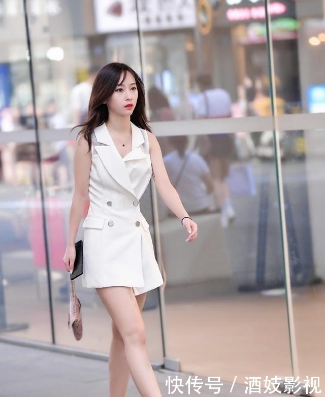强人|简洁的白色西装裙,塑造出完美的腰身比,彰显都市女强人的时尚美
