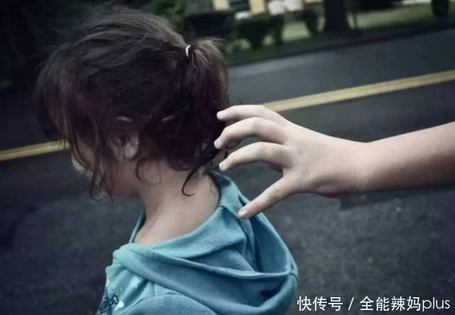 小女孩|“老师”在小女孩手上画图形，孩子沾沾自喜，妈妈看到后直接报警