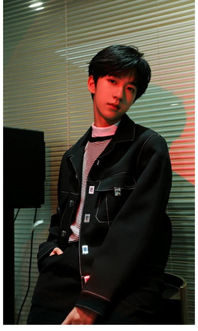 時(shí)代少年團(tuán)賀峻霖曬九宮格，牛仔衣搭配條紋內(nèi)搭，除了帥也說不出其他