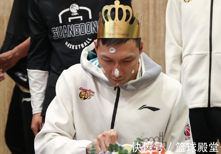 蛋糕|阿联生日趣事!小胡戴帽,徐昕领唱,赵睿C位+险砸蛋糕,汤杰满足
