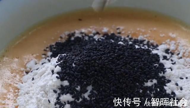 用3个鸡蛋做的小零食,香甜酥脆,平底锅就搞定,比买的还香