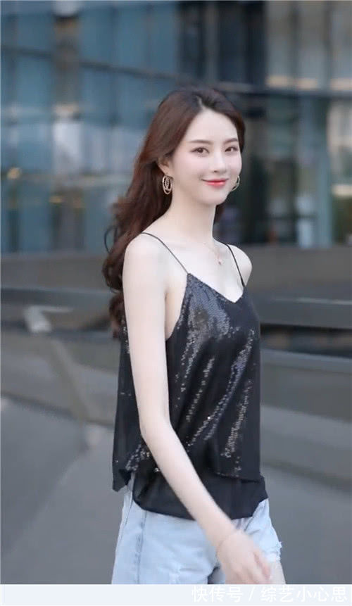 小姐姐|街拍妹子这么清凉简单的小吊带,真担心带子断了啊