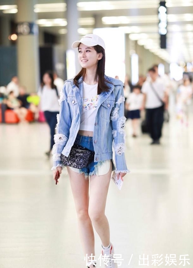 美女|街拍:长腿美女,穿牛仔裤和牛仔衣,在机场秀出小白腿!