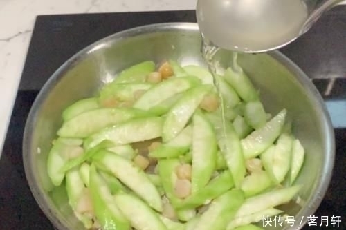 软化|丝瓜和此物一起炒,每天炒一盘,软化血管,排出毒素,早食早受益