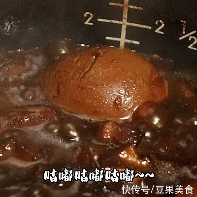 补充蛋白质|#圣迪乐鲜蛋杯复赛#家庭版卤肉饭，电饭煲版