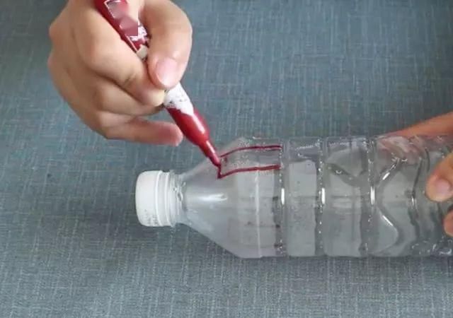 家里剩的肥皂头,放在塑料瓶里效果太好了,一年能省好多