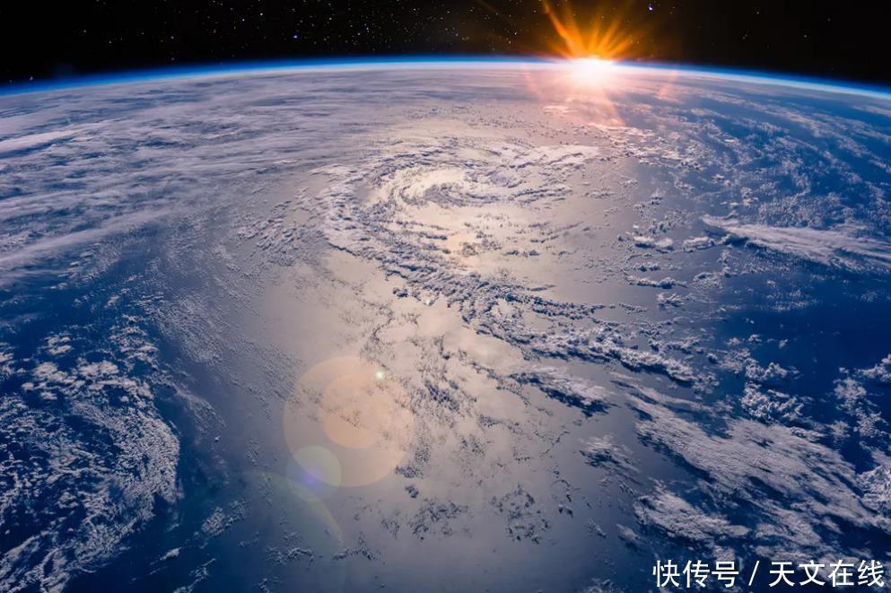 如果地球上所有人都同时坐在海洋里,海平面会上升多少?