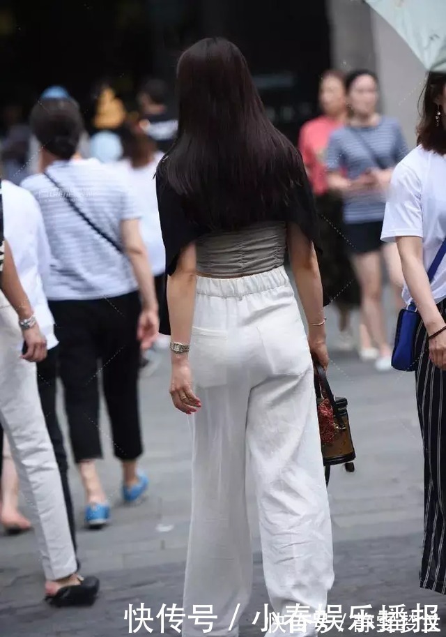 背心|美女街拍：清凉小背心配阔腿裤，简约大方，时尚迷人