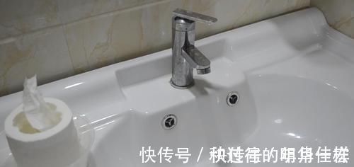 打包盒|塑料打包盒不要扔, 放在卫生间里有大用处, 能帮家里省下不少钱