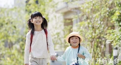 校园暴力|“别再接孩子上下学，你在毁了他”，大学教授的提议，被家长怒怼