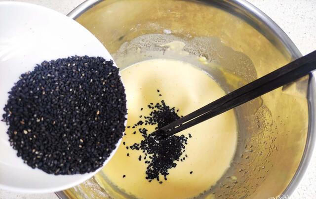  霍霍光|家里有玉米面的赶紧翻出来，跟我一起做这个嘎巴脆的小薄饼吃