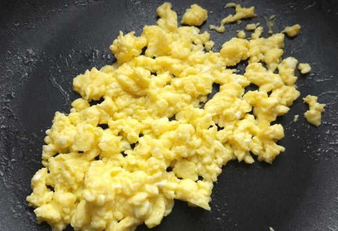 调韭菜馅，记住“先油后盐”，掌握3技巧，翠绿不出水，鲜香十足