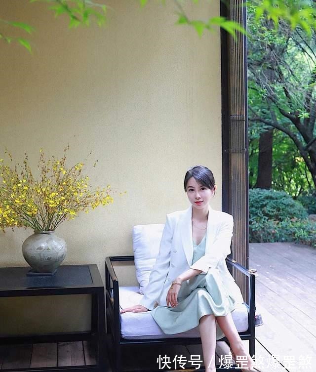 秋天 皮肤暗黄的女生如何选衣服颜色可以尝试这几款,让你显白还好看!