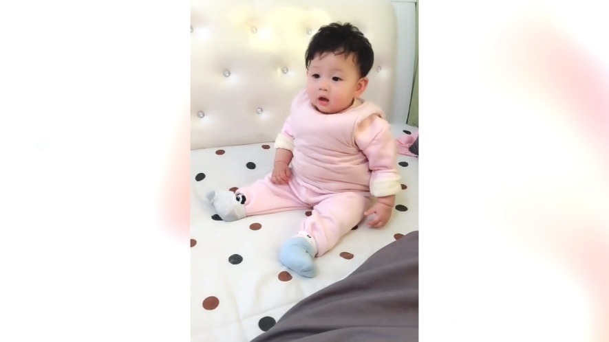 小知识|妹妹在沙发上玩,看到哥哥后,就激动起来了,网友这小腿真可爱