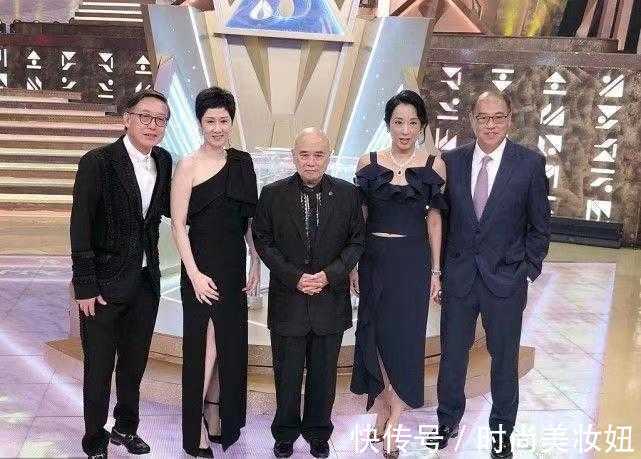 穿搭 朱玲玲这回放开穿了,吊带衫配半身裙真优雅,露出小肚子好抢镜