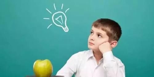 中国男孩医院偶遇黑人宝宝，俩娃互相打量的一幕，逗笑医护人员