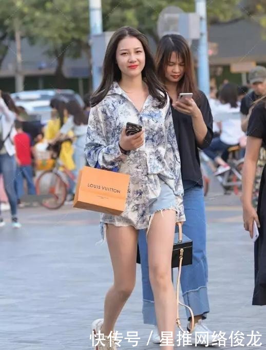街头|街头美女的另类穿搭,印花衬衫+紧身短裤,彰显青春活力