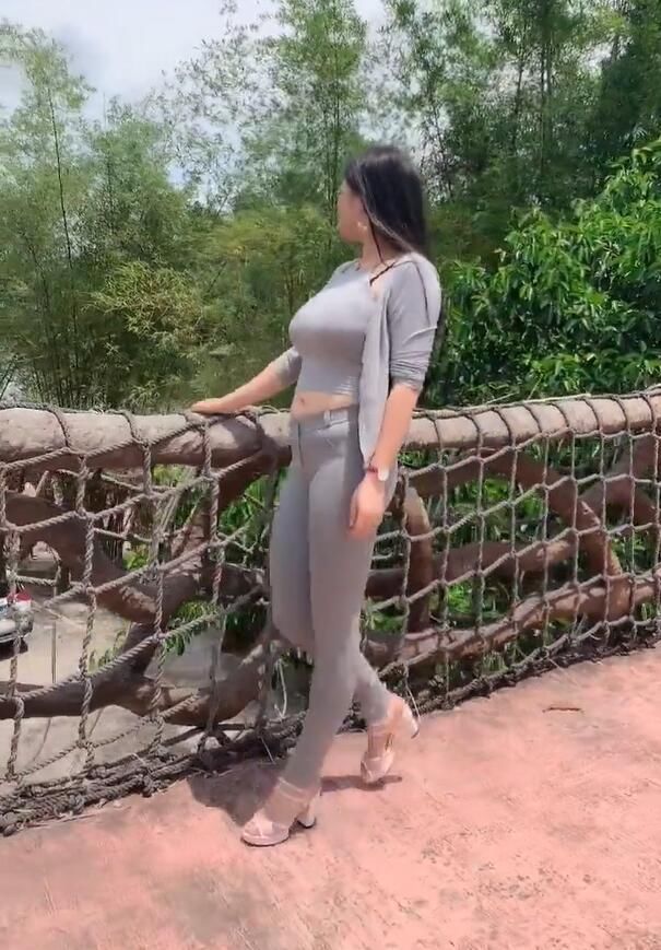 街拍小姐姐,百搭的紧身牛仔裤形象,一个侧颜杀让人难以忘怀