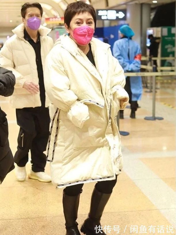 绗缝|向太胖得坦荡,穿羽绒服配小脚裤显富态,胖阿姨学她这样穿挺时髦