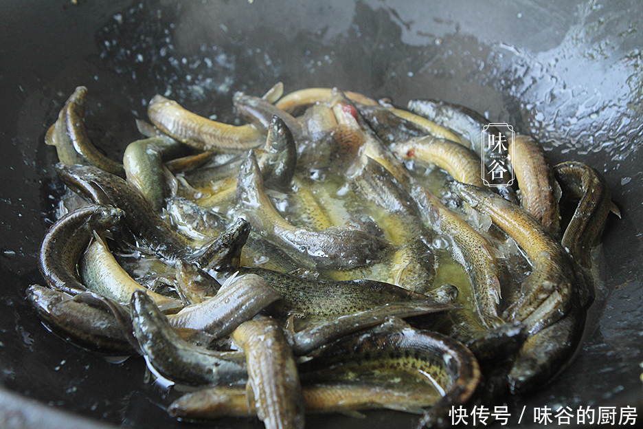 下饭|冬天,多给家人吃此这鱼,肉质细腻刺又少,简单焖一焖鲜香下饭