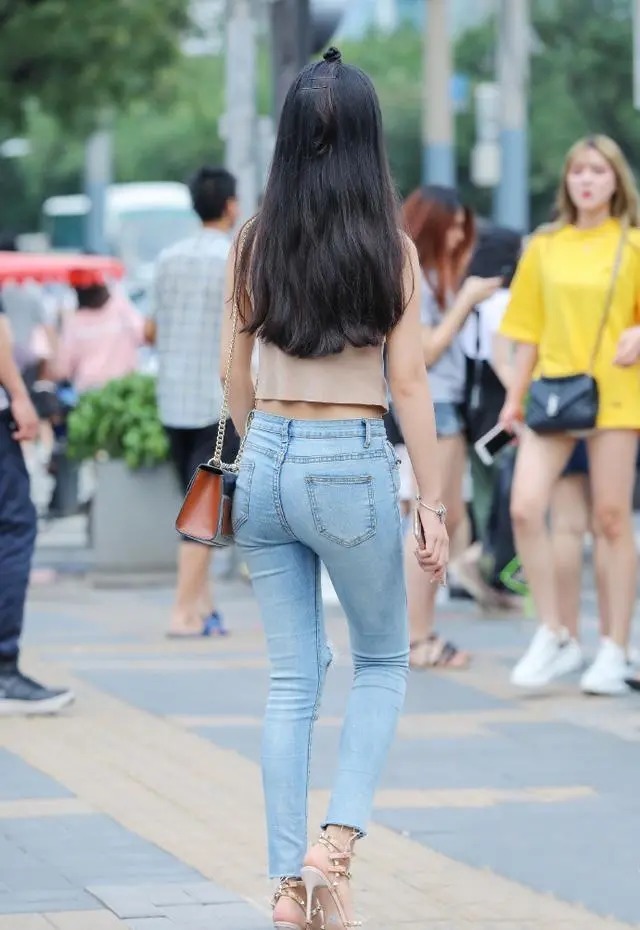 穿搭 时髦精都爱破洞牛仔裤,搭配浅咖色无袖衫,清新美丽又显年轻活力