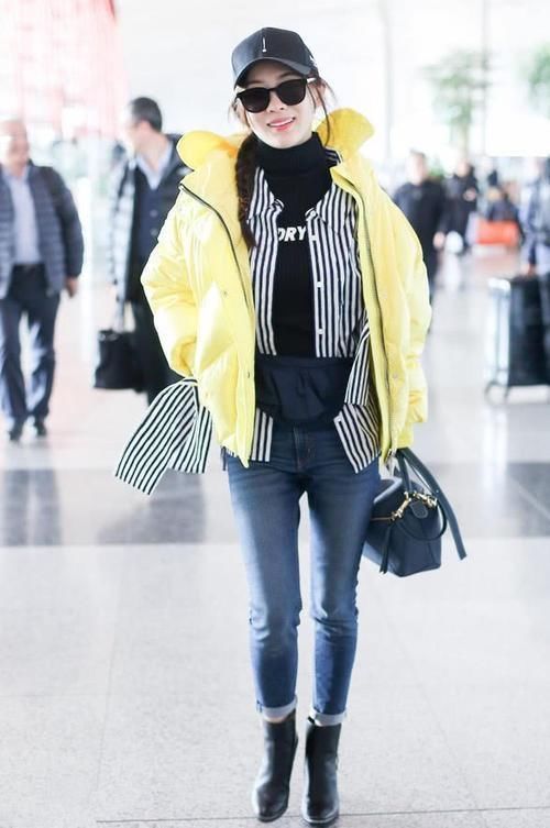 最近火了一种穿法叫“羽绒服+裸靴”，时髦又好看，小个子也合适