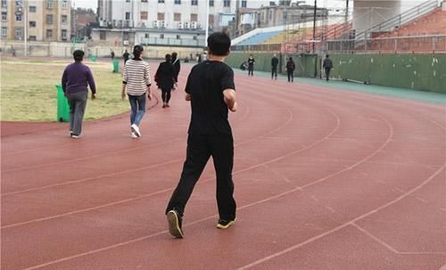 老人味“源头”被发现了，想到老身体没异味，45岁后做对几件小事