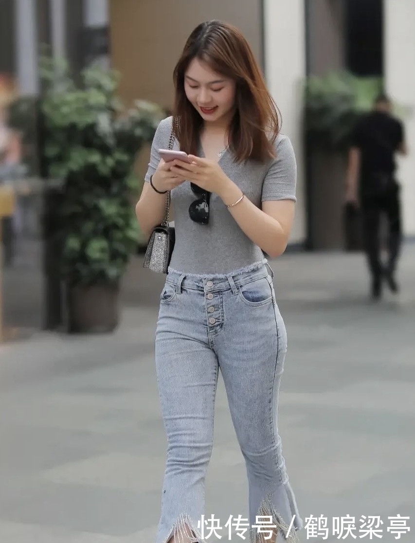 时尚大气的紧身打底裤，弹力十足的面料，穿着不会紧绷