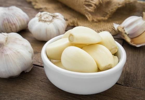 活到|大蒜加它“泡酒”喝,助你活到80无血栓,肾脏宛如30岁,不妨试试