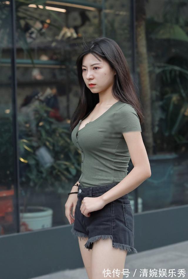 小姐姐 吊带上衣搭配牛仔裤，凸显身材让人眼前一亮