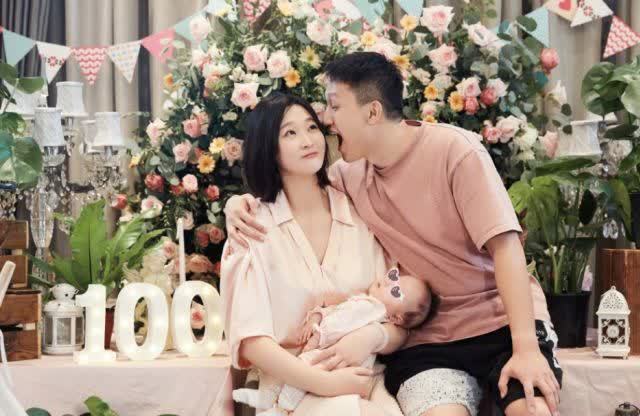 全家福|惠若琪晒全家福为女儿庆百天,怀抱女儿与老公甜蜜亲吻,好幸福