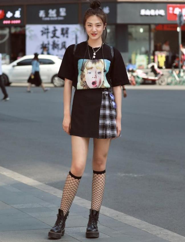 风度翩翩|小美女身穿粉色蕾丝连衣裙,长发披肩,风度翩翩