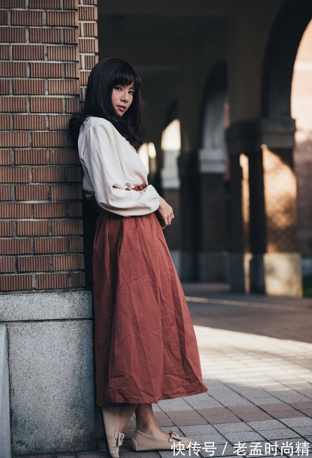 半身裙 雪纺衫设计更加优雅,下搭半身裙,展现出女性优雅文艺的气息