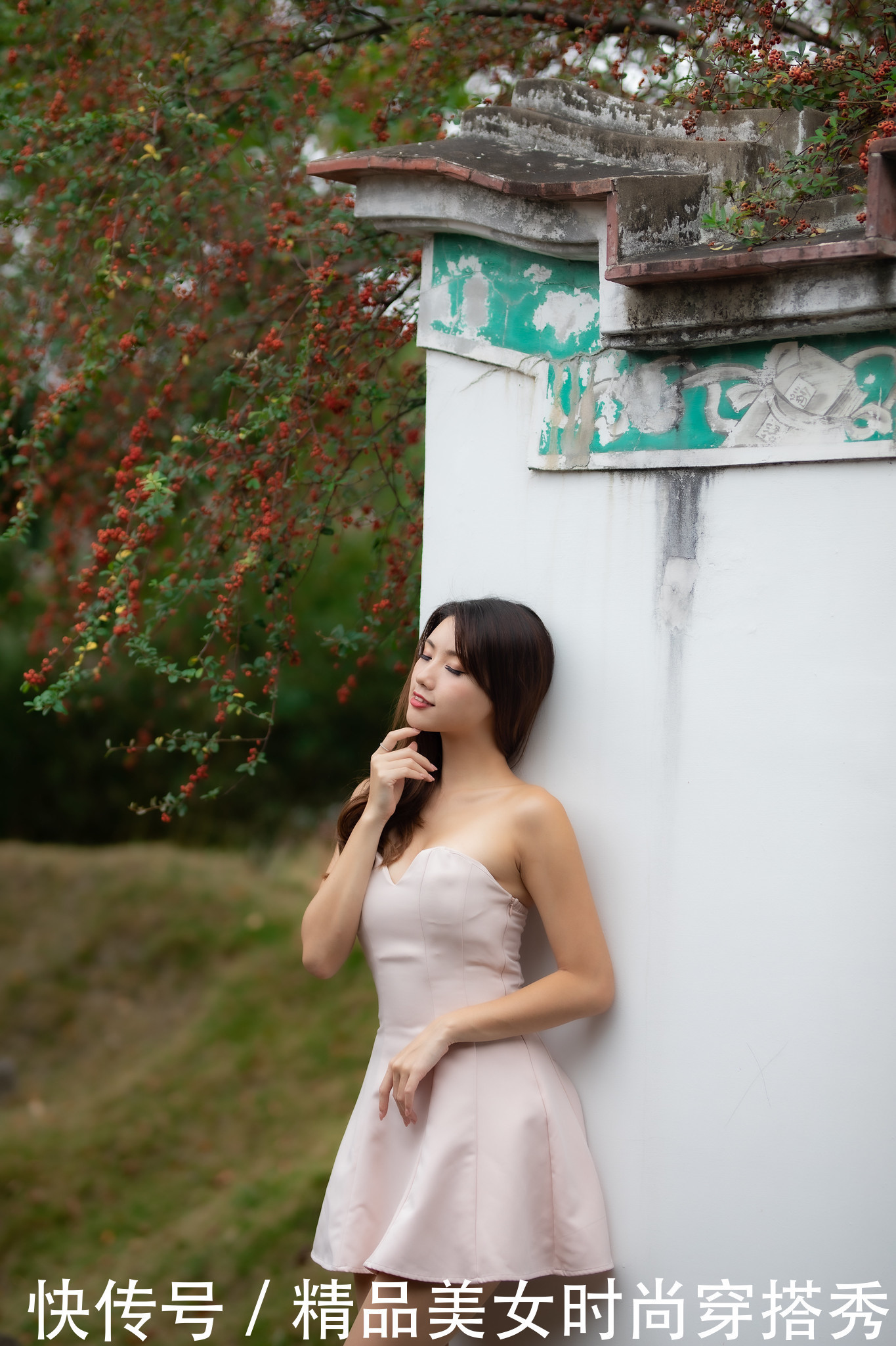 亲和力|浅粉色的抹胸礼服，会让人感觉有种清新感，更具亲和力