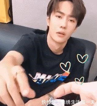 比心|《天天向上》收工,四兄弟摆同款比心手势,轮到王一博画风就变了