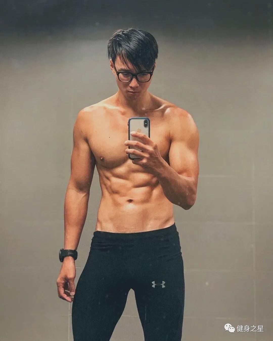 超硬核眼镜|超硬核眼镜小哥秀肌肉，筋肉身材太生猛了！