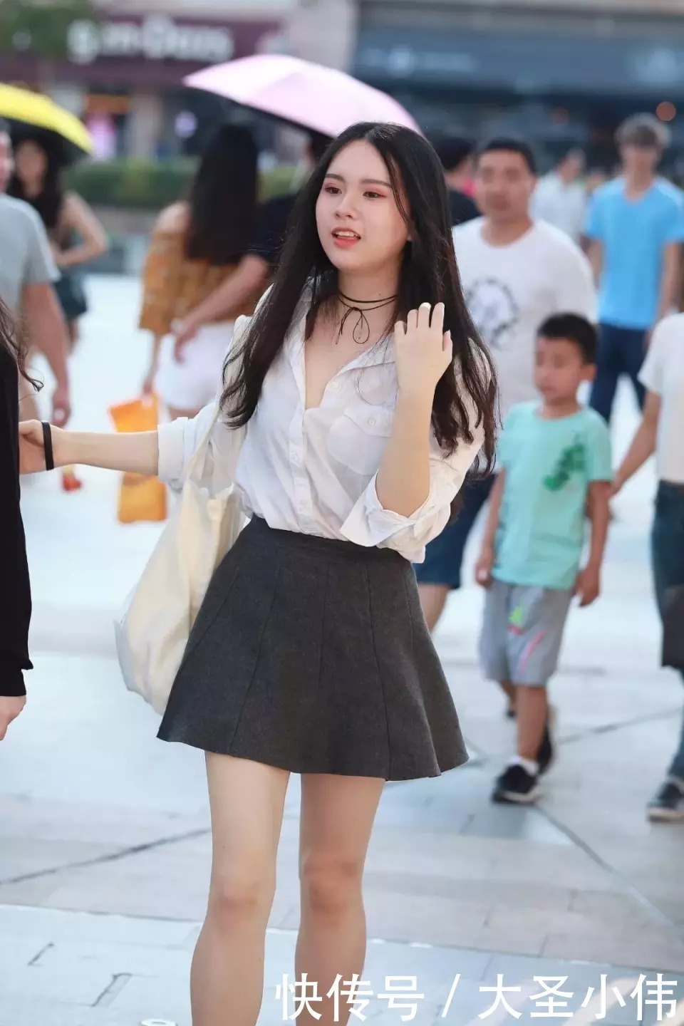 穿搭|美女街拍美女和闺蜜逛街，穿黑色短裙穿搭，少女感爆棚