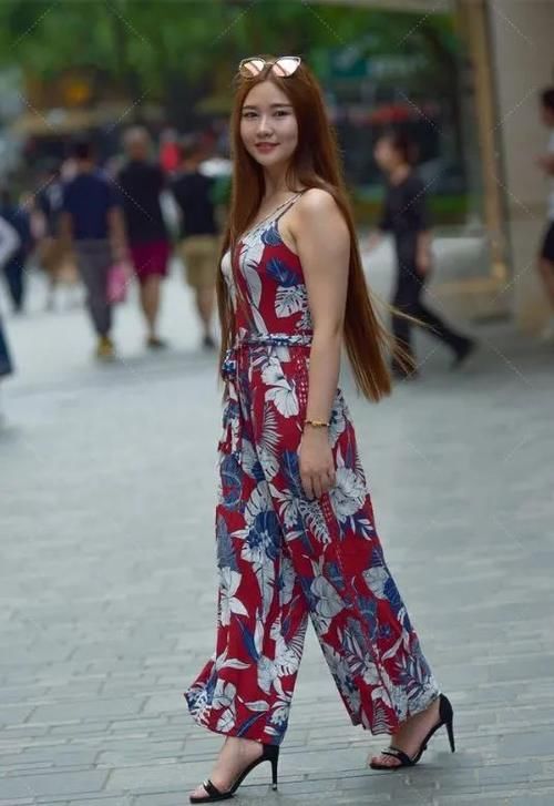 白兰色|红吊带裙格外“引人注目”,白兰色花纹色彩对比强烈体现“气质”