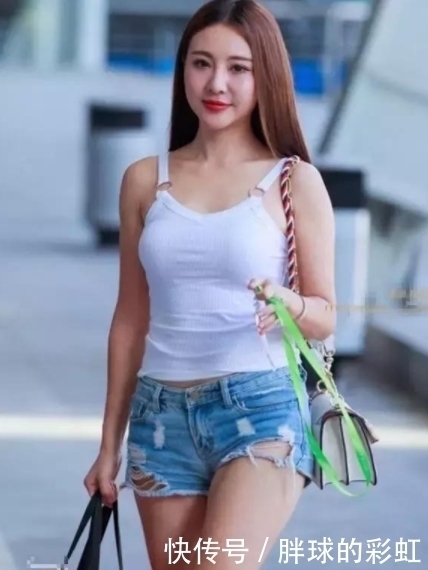 时尚|街拍随意又洒脱的美女,身材凹凸一种随性气质扑面而来