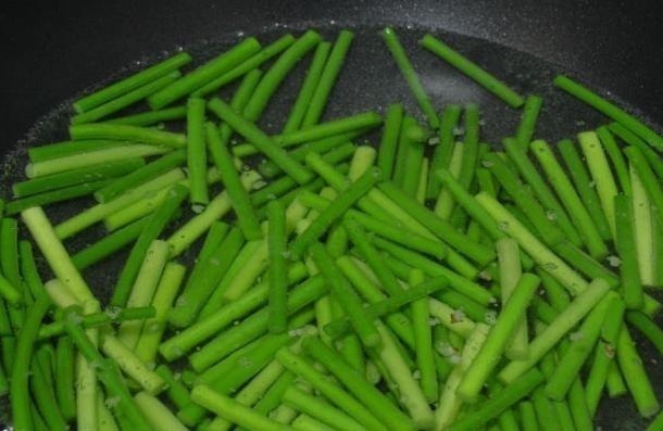 蒜苔|吃肉不如多吃这个菜,5元一把,隔几天吃一次,还能给身体杀杀菌