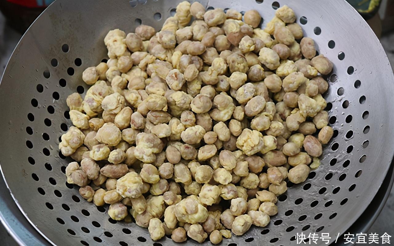 花生里加2个鸡蛋，酥香脆口，3块钱一大盘，还可当作小零食