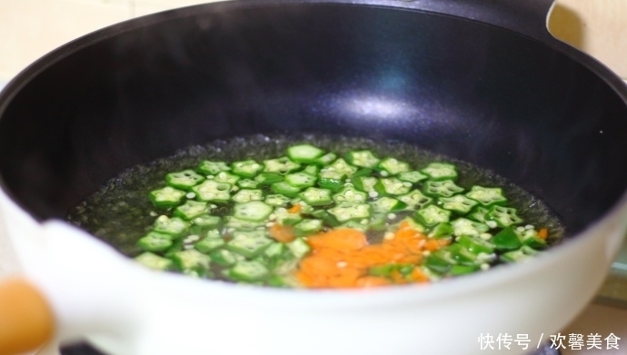 秋葵|秋葵第一次这么做,又简单又营养,不吃秋葵的孩子都夸太好吃