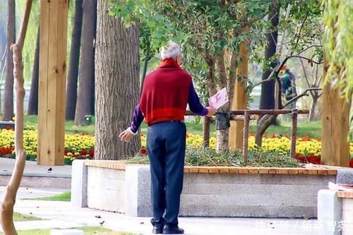 老人|100多岁的老人，长寿的经验就是一件小事，你学会可能也会长寿