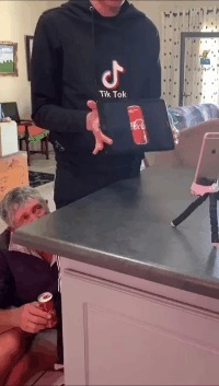 |搞笑GIF趣图:十分钟吃十个馒头!撑死你个饭桶