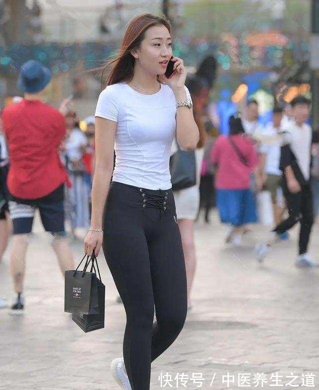 短靴 白色休闲短袖搭配黑色休闲打底裤,身材很好的展示,整体修身效果!